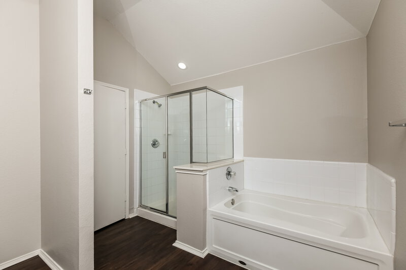 2,670/Mo, 2414 Lost Mesa Grand Prairie, TX 75052 Main Bathroom View 2