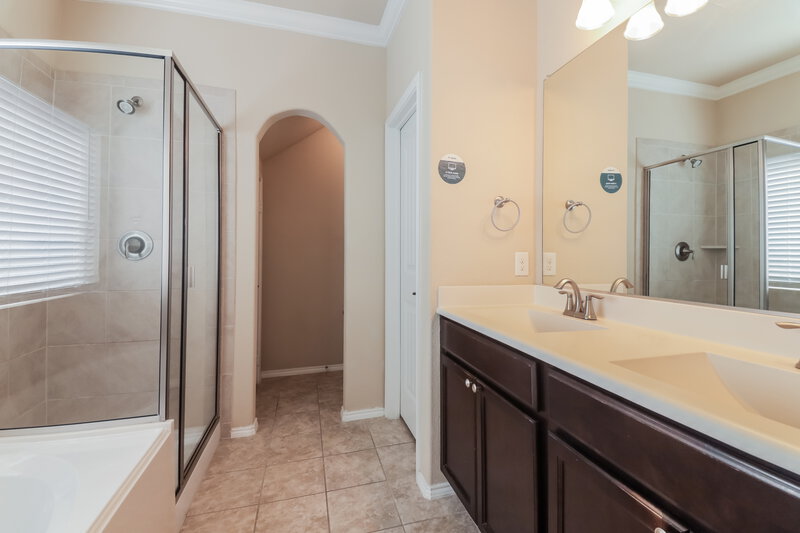 2,550/Mo, 605 Wounded Knee Dr Aubrey, TX 76227 Main Bathroom View