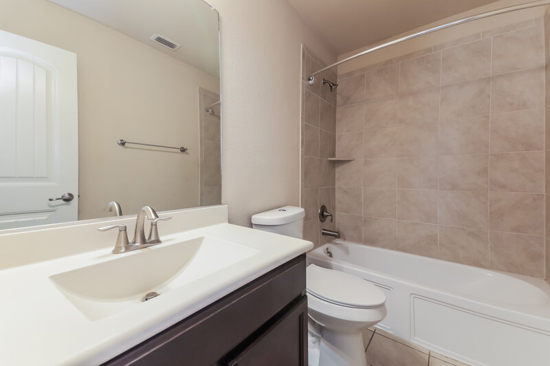 2,550/Mo, 605 Wounded Knee Dr Aubrey, TX 76227 Bathroom View