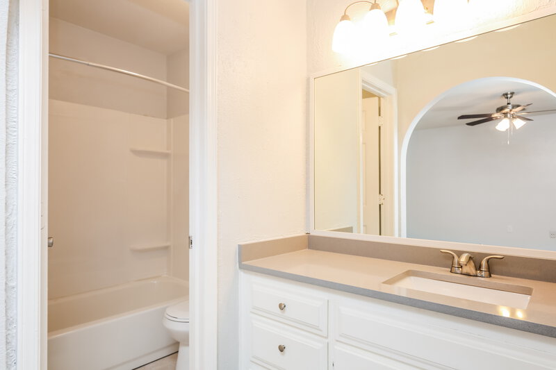 2,155/Mo, 7537 Meadowlark Ln N Watauga, TX 76148 Main Bathroom View