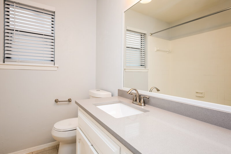 2,155/Mo, 7537 Meadowlark Ln N Watauga, TX 76148 Bathroom View