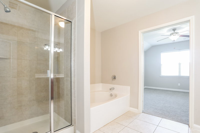 1,935/Mo, 13041 Tobin Dr Crowley, TX 76036 Main Bathroom View 2