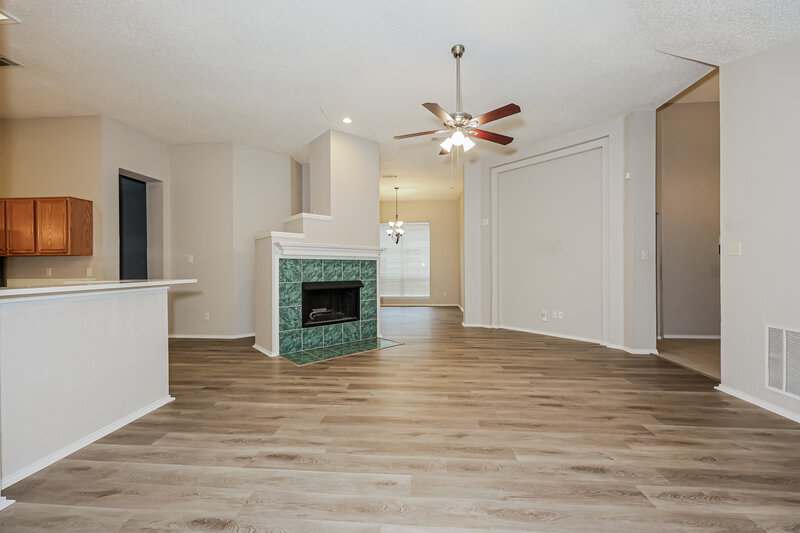 2,405/Mo, 6920 Field Lark Dr Arlington, TX 76002 Living Room View 2