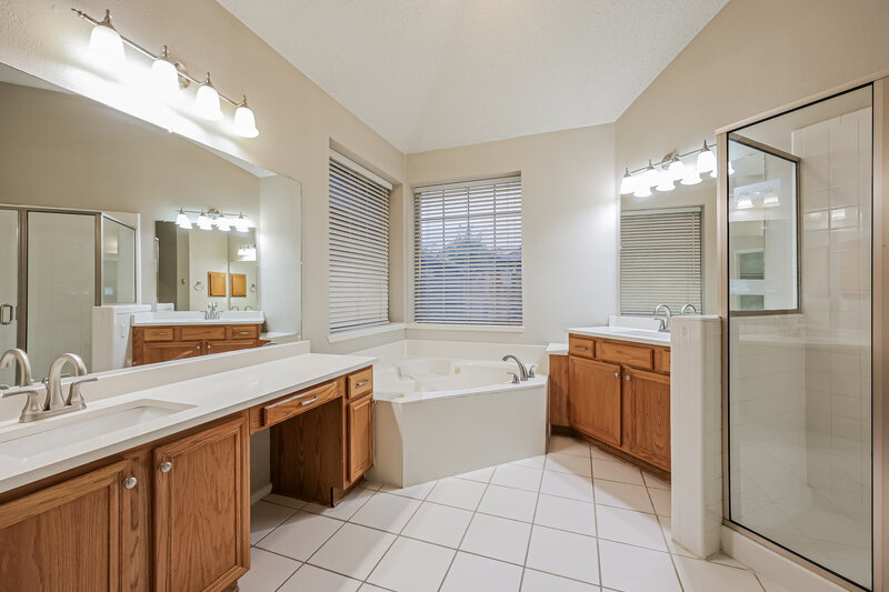 2,405/Mo, 6920 Field Lark Dr Arlington, TX 76002 Main Bathroom View