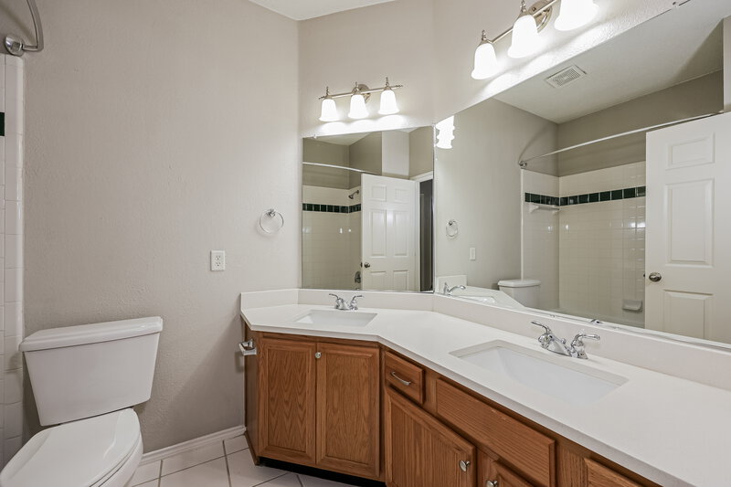 2,405/Mo, 6920 Field Lark Dr Arlington, TX 76002 Bathroom View