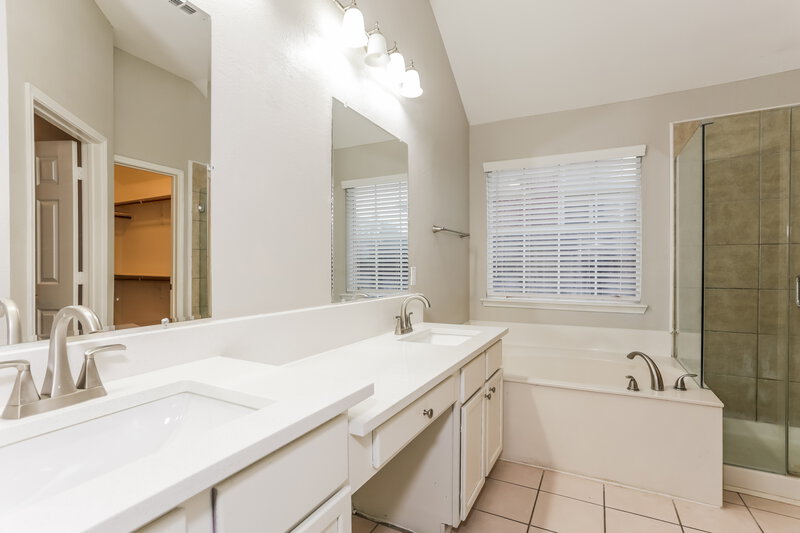 2,455/Mo, 4617 Seneca Dr Fort Worth, TX 76137 Main Bathroom View