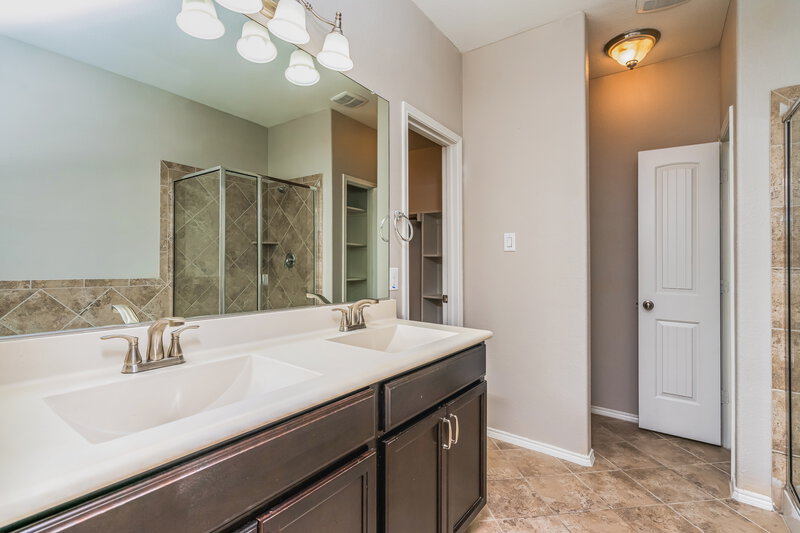 2,050/Mo, 413 Brahma St Aubrey, TX 76227 Main Bathroom View
