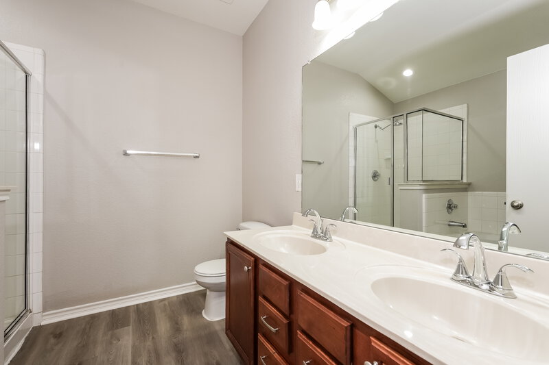 2,395/Mo, 821 Bee Creek Ln Fort Worth, TX 76120 Main Bathroom View