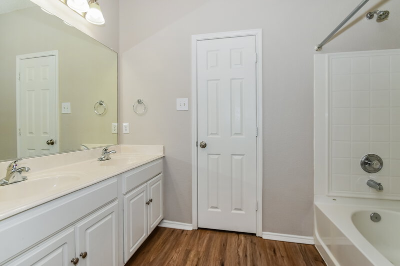 2,775/Mo, 2970 Coolwood Ln Rockwall, TX 75032 Main Bathroom View 2