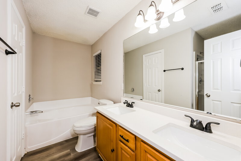1,845/Mo, 6841 Prairie Hill Rd N Fort Worth, TX 76131 Main Bathroom View