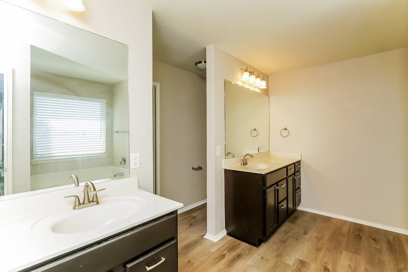 2,405/Mo, 1045 Marietta Ln Aubrey, TX 76227 Main Bathroom View