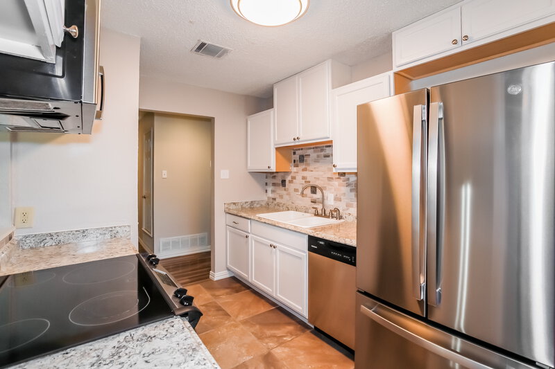 2,205/Mo, 6416 Kelly Elliott Rd Arlington, TX 76001 Kitchen View