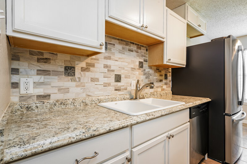 2,130/Mo, 6416 Kelly Elliott Rd Arlington, TX 76001 Kitchen View 2