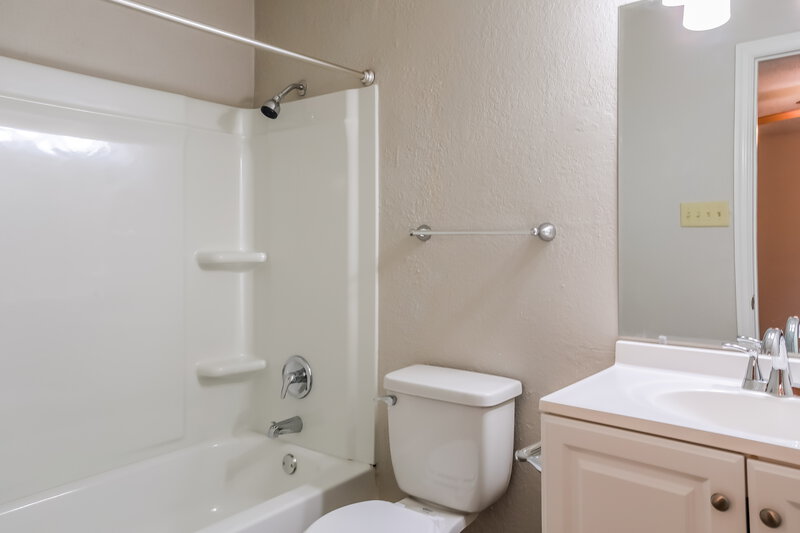 2,205/Mo, 6416 Kelly Elliott Rd Arlington, TX 76001 Main Bathroom View