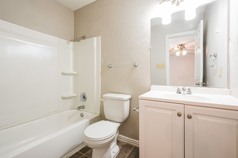 2,130/Mo, 6416 Kelly Elliott Rd Arlington, TX 76001 Main Bathroom View