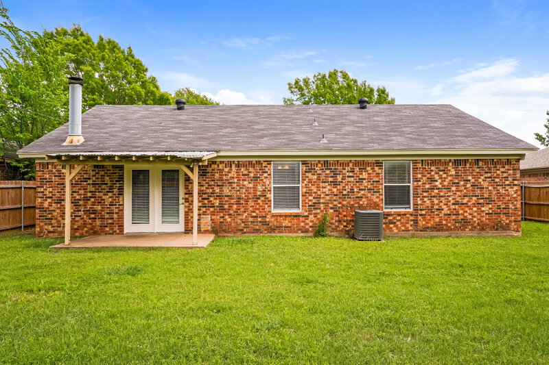 2,130/Mo, 6416 Kelly Elliott Rd Arlington, TX 76001 Rear View
