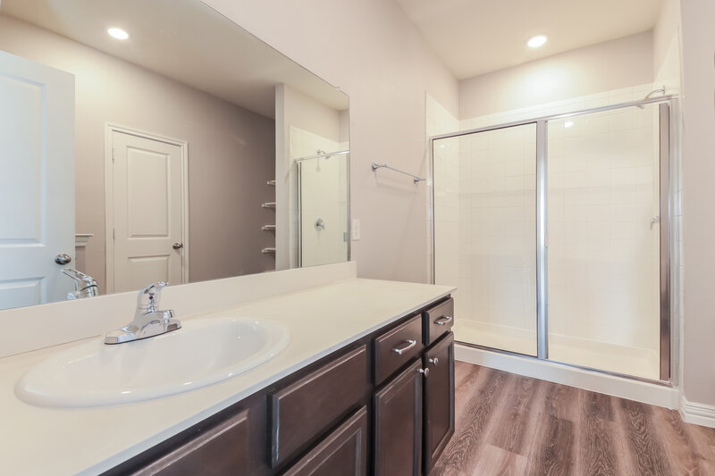 2,515/Mo, 1007 Emerald Dr Princeton, TX 75407 Main Bathroom View