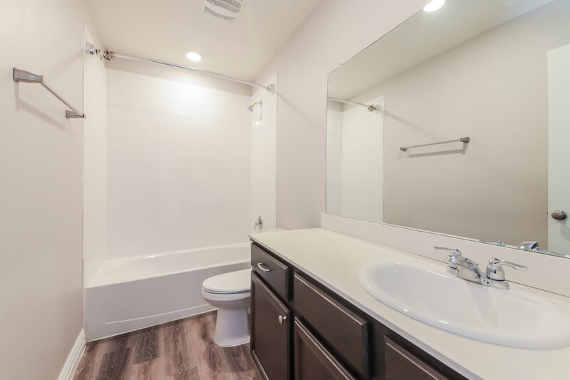 2,515/Mo, 1007 Emerald Dr Princeton, TX 75407 Bathroom View