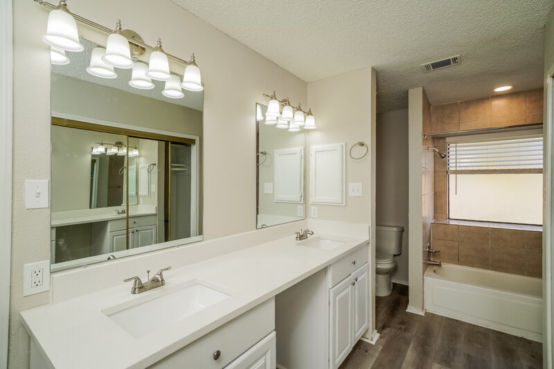 2,280/Mo, 2516 Echo Point Dr Fort Worth, TX 76123 Main Bathroom View