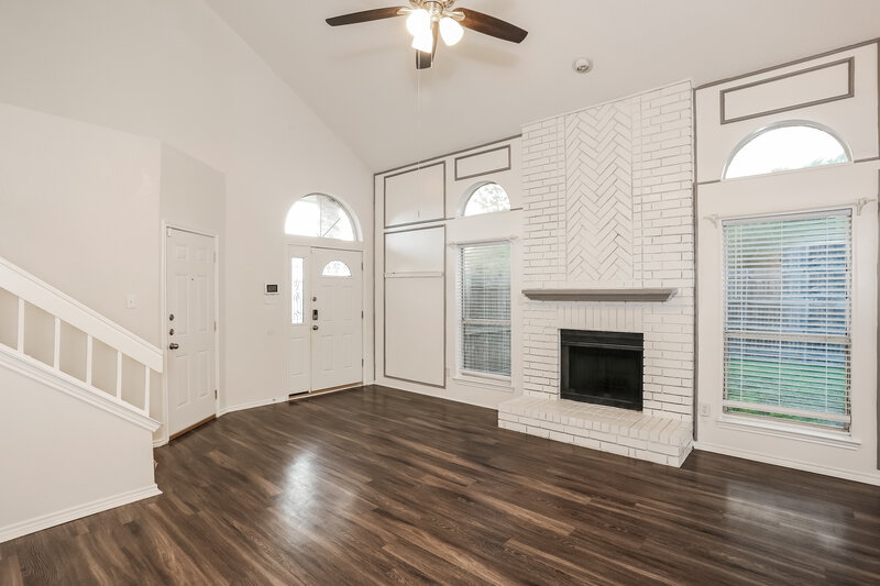 2,480/Mo, 5001 Highbank Dr Arlington, TX 76018 Living Room View 2
