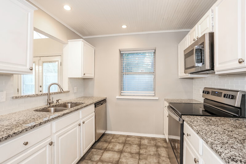 2,480/Mo, 5001 Highbank Dr Arlington, TX 76018 Kitchen View 2