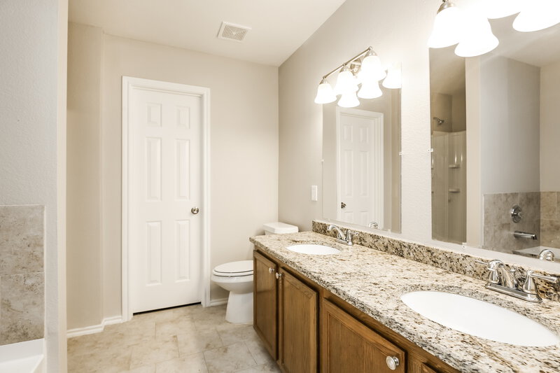 2,005/Mo, 1737 Rialto Way Justin, TX 76247 Main Bathroom View