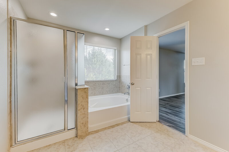 2,730/Mo, 416 Payne St Cedar Hill, TX 75104 Main Bathroom View 2