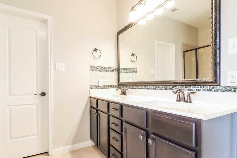 2,255/Mo, 2720 Silver Sage Dr Denton, TX 76209 Main Bathroom View