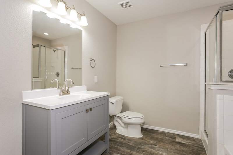 2,120/Mo, 8044 Brook Ridge Dr Fort Worth, TX 76120 Main Bathroom View