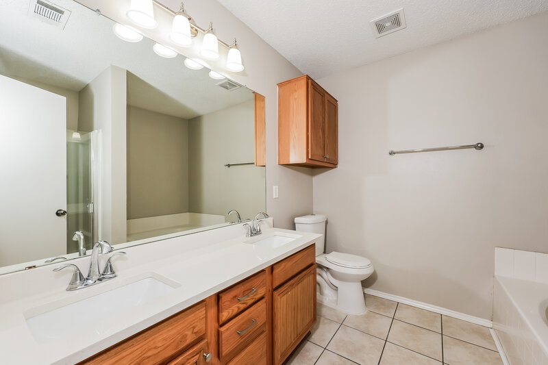2,490/Mo, 713 Gull Cir Saginaw, TX 76131 Main Bathroom View