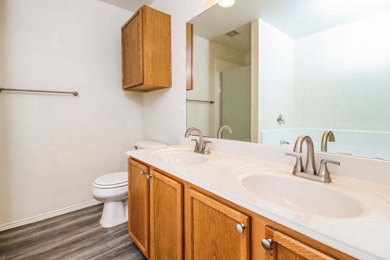 2,140/Mo, 1613 Chestnut St Anna, TX 75409 Main Bathroom View