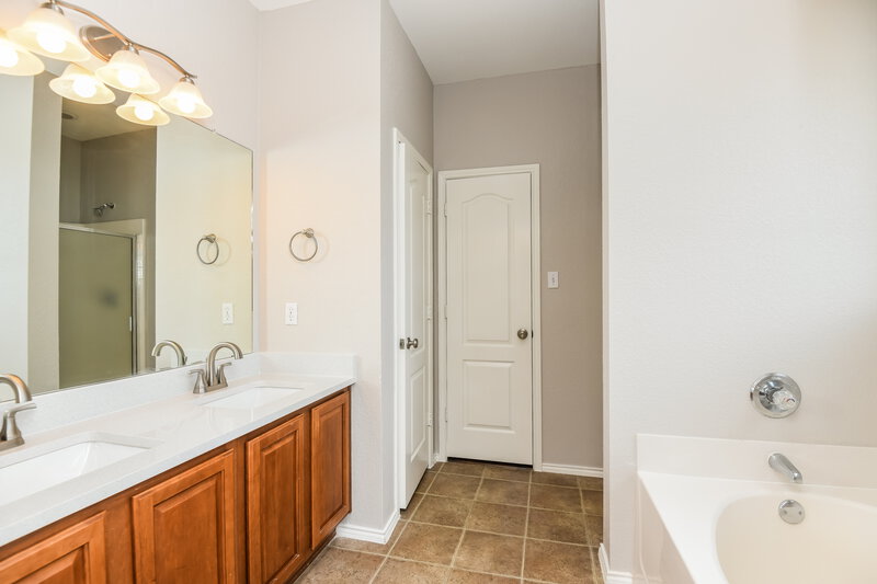 2,140/Mo, 6313 Seal Cv Fort Worth, TX 76179 Main Bathroom View