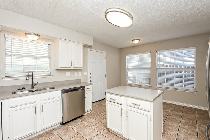 2,520/Mo, 4327 Meriden Ct Grand Prairie, TX 75052 Kitchen View 3