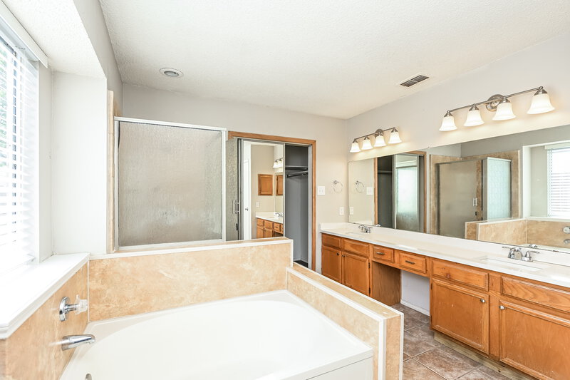 2,520/Mo, 4327 Meriden Ct Grand Prairie, TX 75052 Main Bathroom View