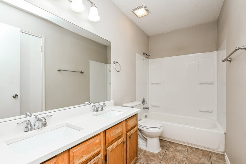 2,520/Mo, 4327 Meriden Ct Grand Prairie, TX 75052 Bathroom View
