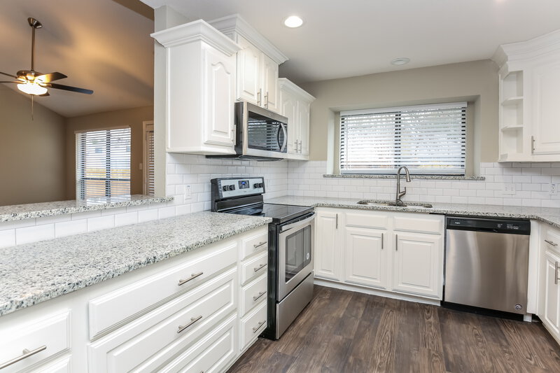 2,185/Mo, 2641 Claremont Dr Grand Prairie, TX 75052 Kitchen View
