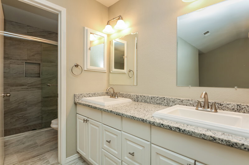 2,185/Mo, 2641 Claremont Dr Grand Prairie, TX 75052 Main Bathroom View