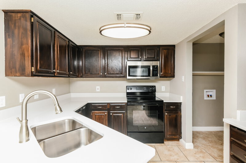 2,565/Mo, 610 Lemon Dr Arlington, TX 76018 Kitchen View 2