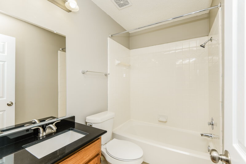 2,565/Mo, 610 Lemon Dr Arlington, TX 76018 Bathroom View