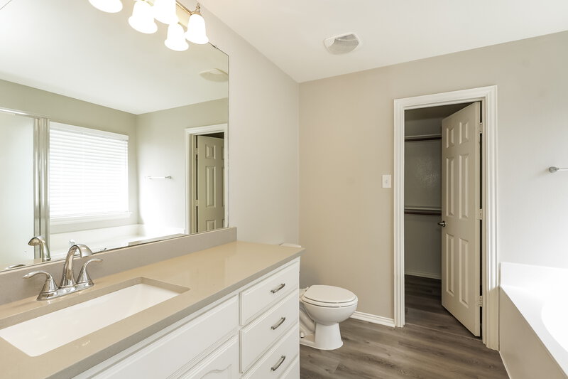 2,560/Mo, 2721 Lynx Ln Fort Worth, TX 76244 Main Bathroom View