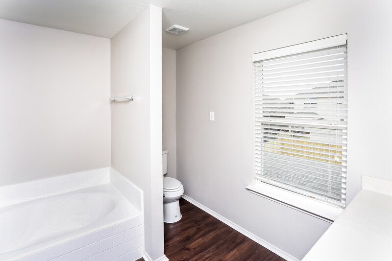 2,665/Mo, 5000 Caraway Dr Fort Worth, TX 76179 Main Bathroom View