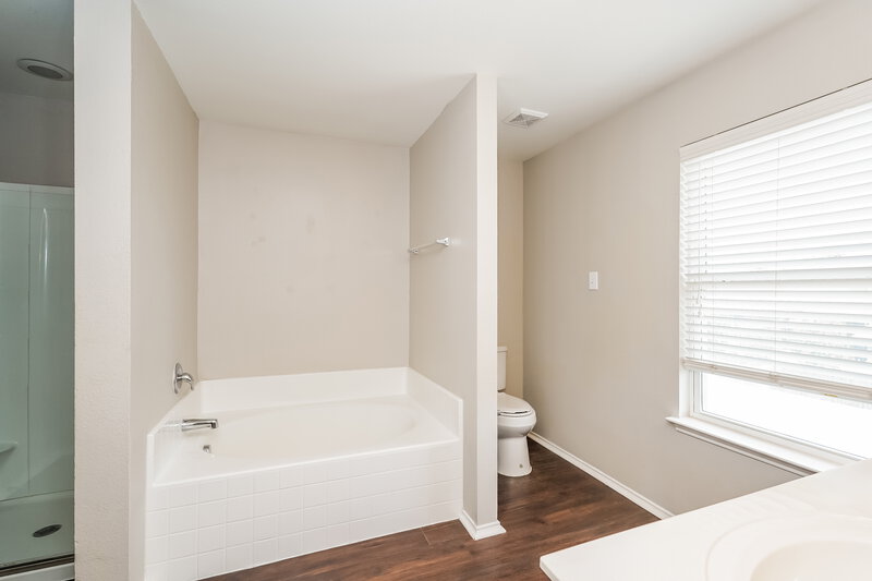 2,220/Mo, 5000 Caraway Dr Fort Worth, TX 76179 Main Bathroom View