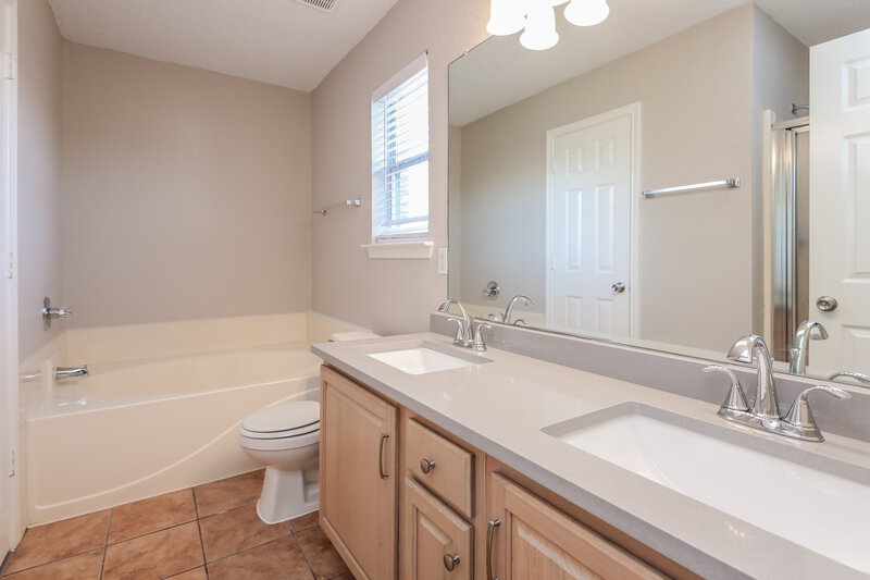 2,065/Mo, 1817 Cedar Tree Dr Fort Worth, TX 76131 Main Bathroom View