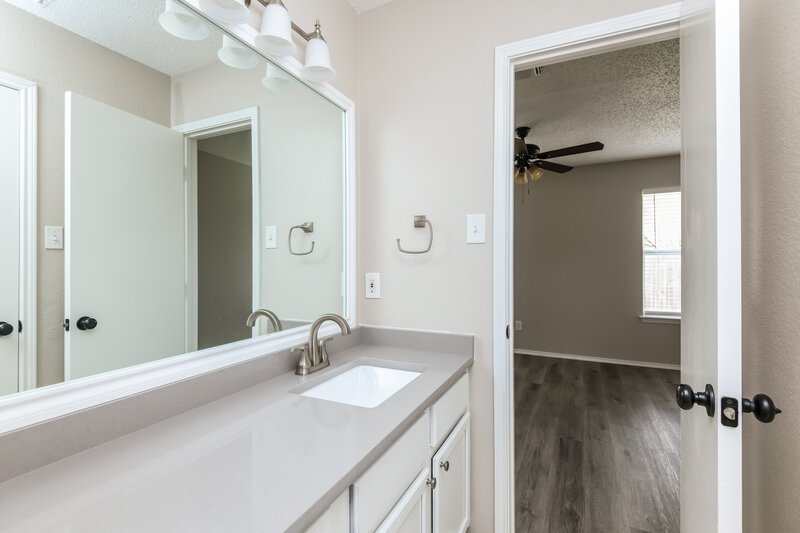 1,830/Mo, 1504 Woodhall Way Fort Worth, TX 76134 Main Bathroom View