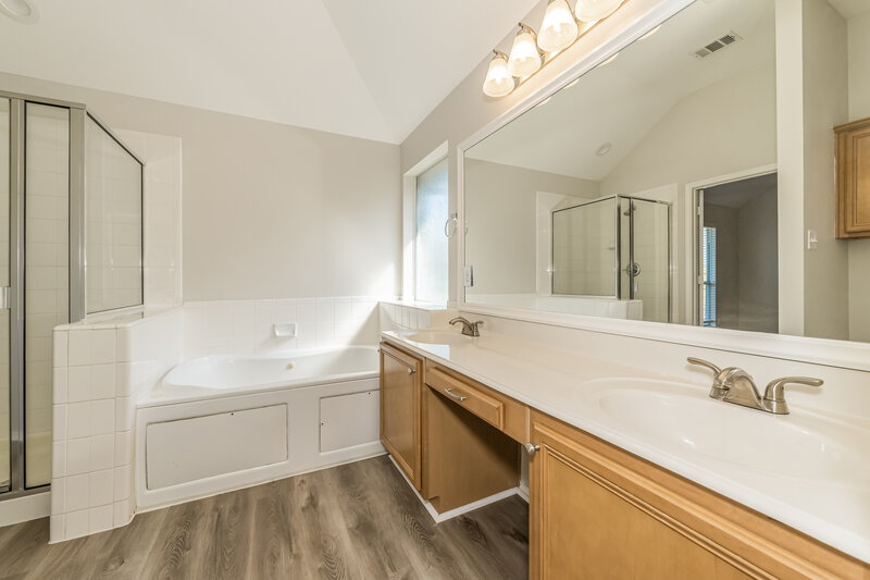 2,025/Mo, 1728 Meadow Lark Ln Royse City, TX 75189 Main Bathroom View