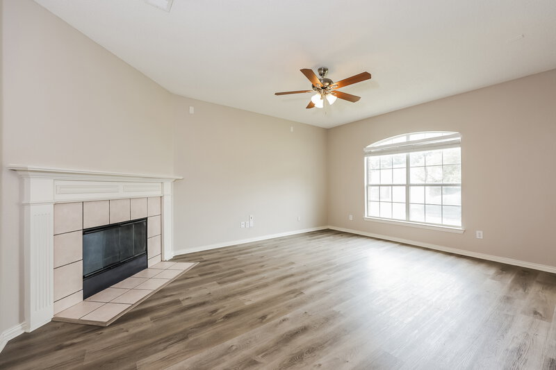 2,230/Mo, 4203 Highgrove Dr Arlington, TX 76001 Living Room View