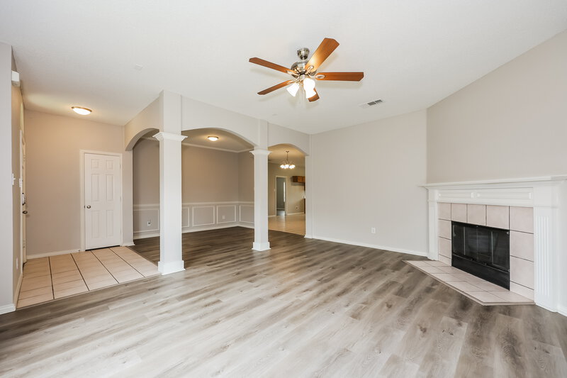 2,230/Mo, 4203 Highgrove Dr Arlington, TX 76001 Living Room View 2