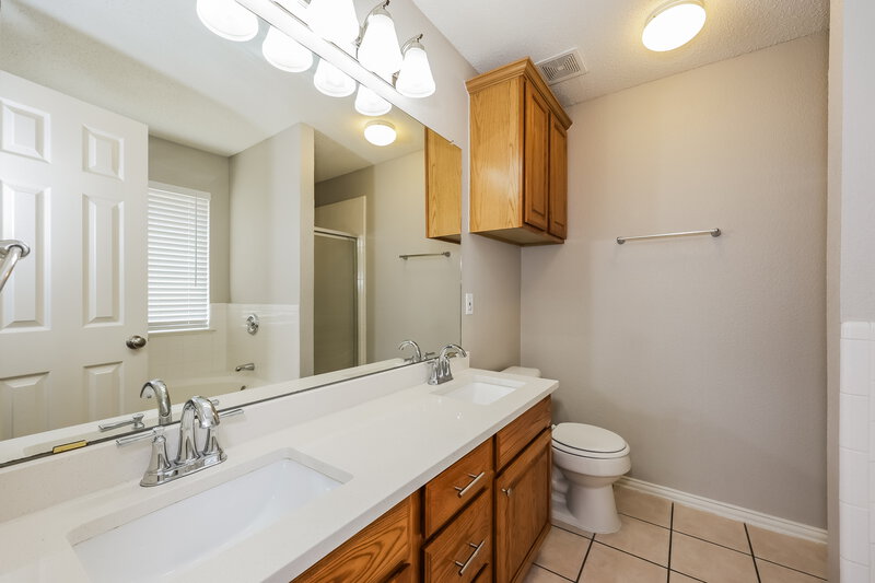 2,230/Mo, 4203 Highgrove Dr Arlington, TX 76001 Main Bathroom View