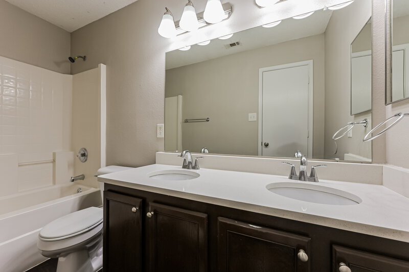 1,620/Mo, 565 Keble Dr CROWLEY, TX 76036 Main Bathroom View