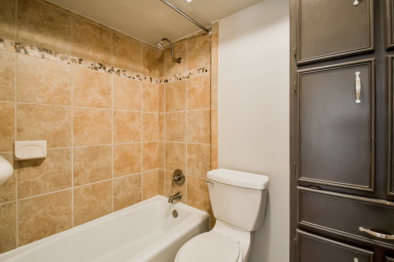 2,490/Mo, 1915 Sierra Dr Lewisville, TX 75077 Bathroom View
